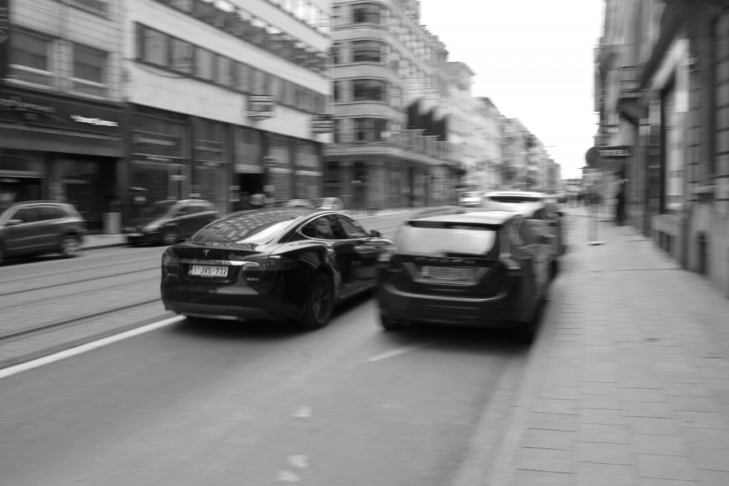 Foto van Omar Martina van Tesla auto in Brussel